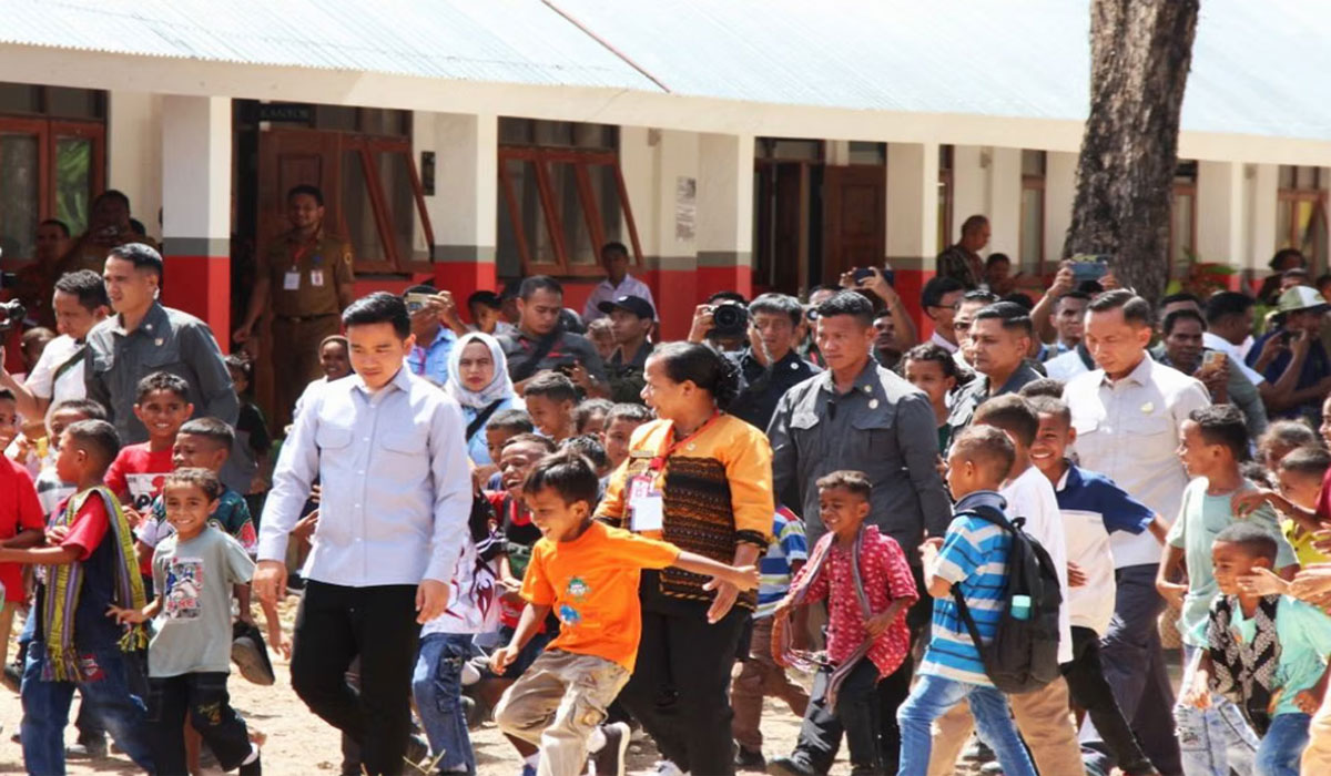 Bikin Kaget! Gibran Rakabuming Raka Tinjau SD Kaniti Kupang, Bantuan Chromebook Langsung Dibagikan!